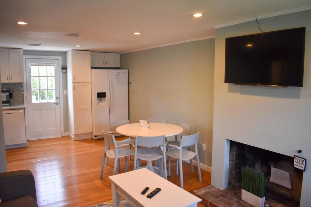 Seaside Serenity, Just A Block /0.1 Mile Away From The Beach Yarmouth Port Exterior foto