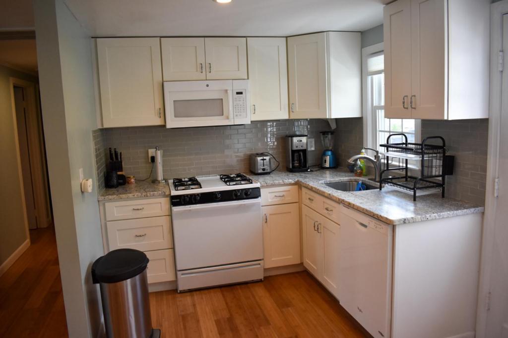 Seaside Serenity, Just A Block /0.1 Mile Away From The Beach Yarmouth Port Exterior foto